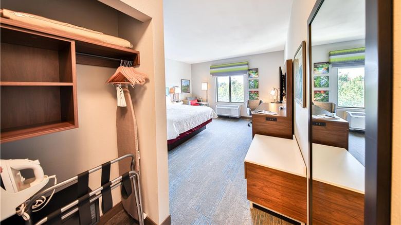 <b>Hampton Inn & Suites Seattle/Kent Room</b>. Images powered by <a href="https://iceportal.shijigroup.com/" title="IcePortal" target="_blank">IcePortal</a>.