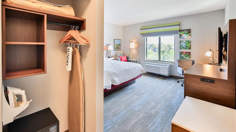 <b>Hampton Inn & Suites Seattle/Kent Room</b>. Images powered by <a href="https://iceportal.shijigroup.com/" title="IcePortal" target="_blank">IcePortal</a>.
