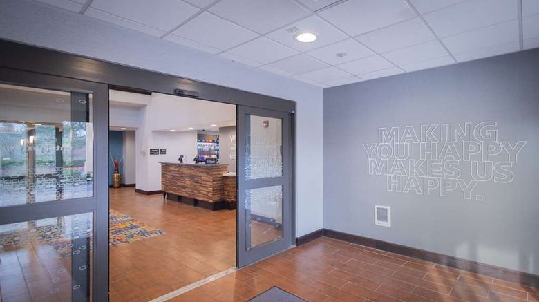 <b>Hampton Inn & Suites Seattle/Kent Lobby</b>. Images powered by <a href="https://iceportal.shijigroup.com/" title="IcePortal" target="_blank">IcePortal</a>.
