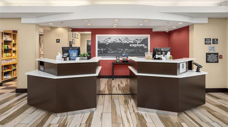 Hampton Inn & Suites Lynnwood Lobby
