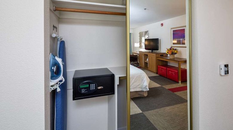 <b>Hampton Inn San Francisco Arpt Room</b>. Images powered by <a href="https://iceportal.shijigroup.com/" title="IcePortal" target="_blank">IcePortal</a>.