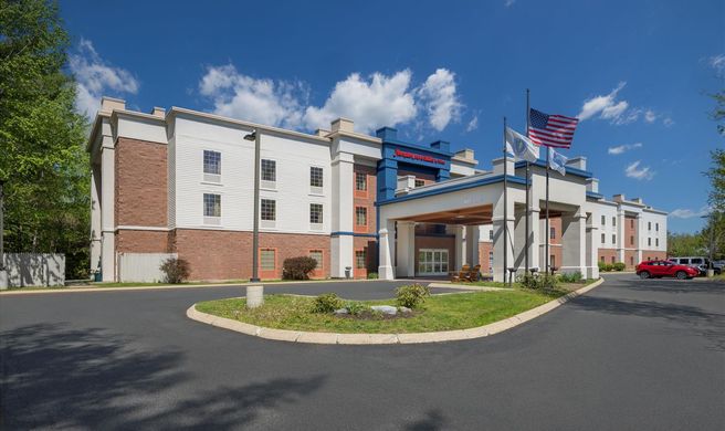 Hampton Inn & Suites Lenox Exterior