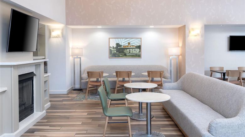 <b>Hampton Inn & Suites Lenox Restaurant</b>. Images powered by <a href="https://iceportal.shijigroup.com/" title="IcePortal" target="_blank">IcePortal</a>.