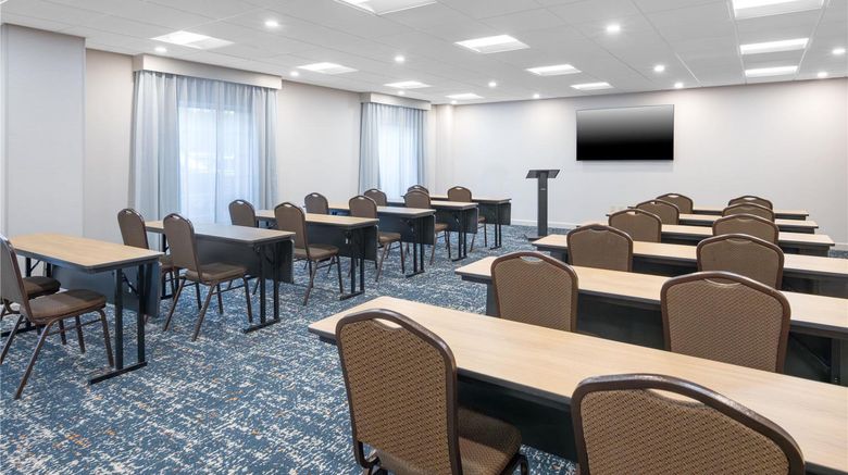 <b>Hampton Inn & Suites Lenox Meeting</b>. Images powered by <a href="https://iceportal.shijigroup.com/" title="IcePortal" target="_blank">IcePortal</a>.