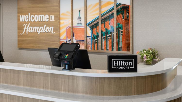 Hampton Inn Staunton Lobby