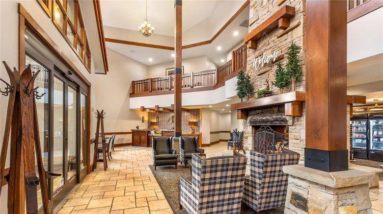 <b>Hilton Grand Vacations Sunrise Lodge Lobby</b>. Images powered by <a href="https://iceportal.shijigroup.com/" title="IcePortal" target="_blank">IcePortal</a>.