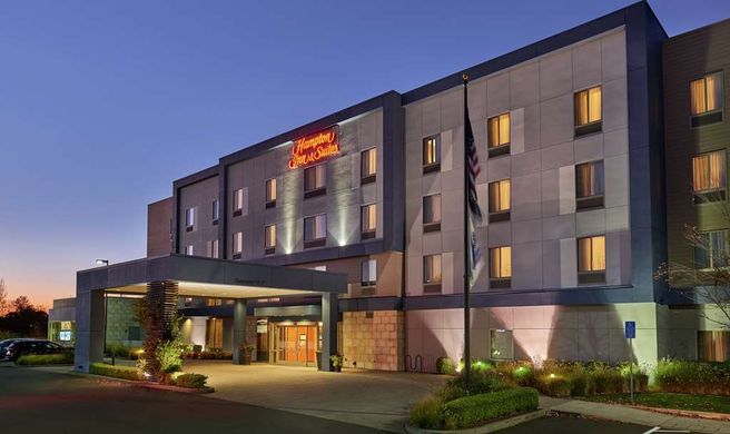 Hampton Inn & Suites Salem Exterior