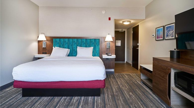 <b>Hampton Inn & Suites Salinas Room</b>. Images powered by <a href="https://iceportal.shijigroup.com/" title="IcePortal" target="_blank">IcePortal</a>.