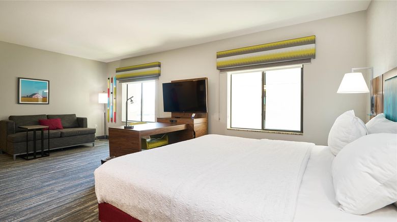 <b>Hampton Inn & Suites Salinas Room</b>. Images powered by <a href="https://iceportal.shijigroup.com/" title="IcePortal" target="_blank">IcePortal</a>.