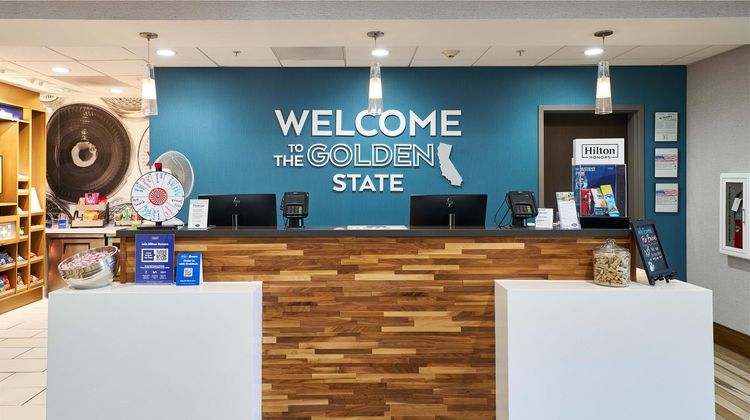 Hampton Inn & Suites Salinas Lobby