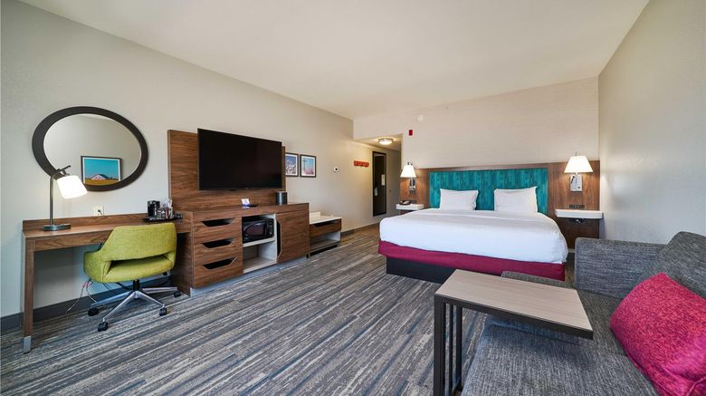 <b>Hampton Inn & Suites Salinas Room</b>. Images powered by <a href="https://iceportal.shijigroup.com/" title="IcePortal" target="_blank">IcePortal</a>.