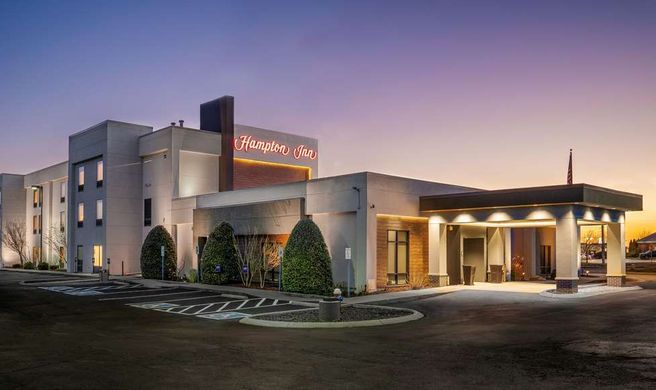 Hampton Inn Springfield Exterior