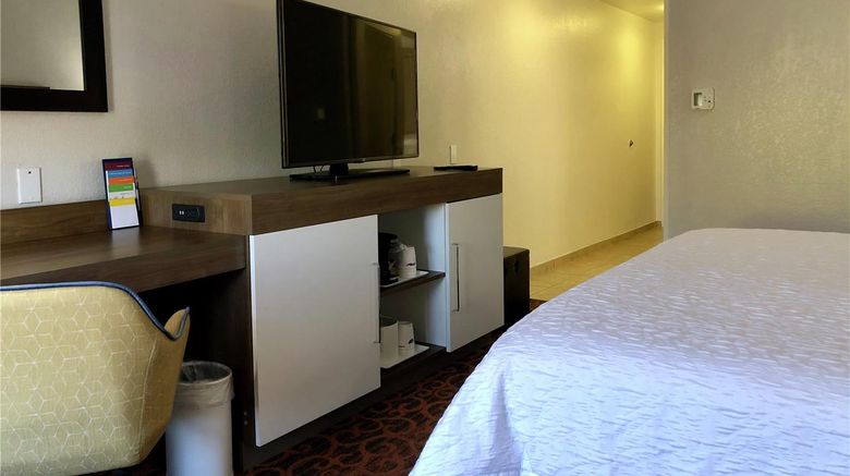 <b>Hampton Inn Spring Hill Room</b>. Images powered by <a href="https://iceportal.shijigroup.com/" title="IcePortal" target="_blank">IcePortal</a>.