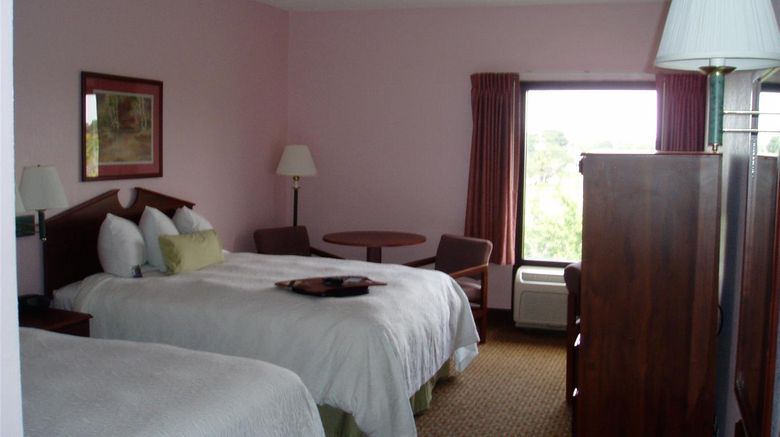 <b>Hampton Inn Spring Hill Room</b>. Images powered by <a href="https://iceportal.shijigroup.com/" title="IcePortal" target="_blank">IcePortal</a>.