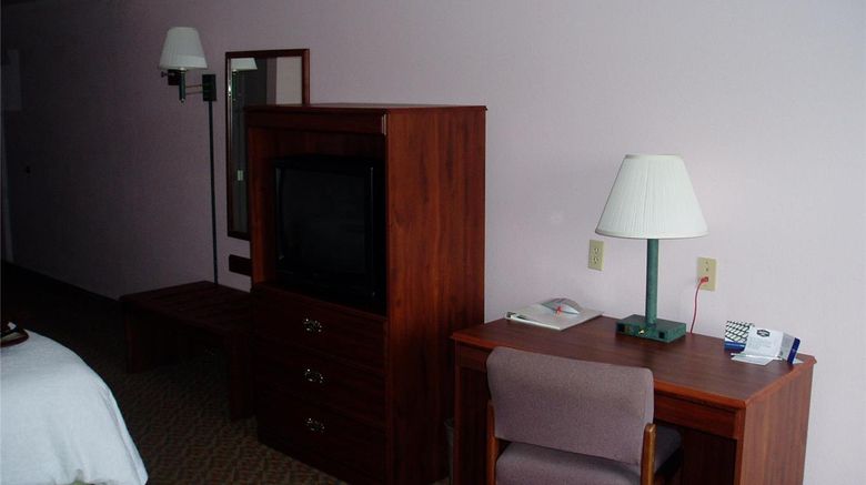 <b>Hampton Inn Spring Hill Room</b>. Images powered by <a href="https://iceportal.shijigroup.com/" title="IcePortal" target="_blank">IcePortal</a>.