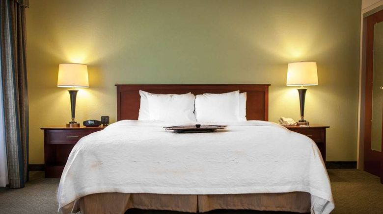 <b>Hampton Inn & Suites Springfield Room</b>. Images powered by <a href="https://iceportal.shijigroup.com/" title="IcePortal" target="_blank">IcePortal</a>.