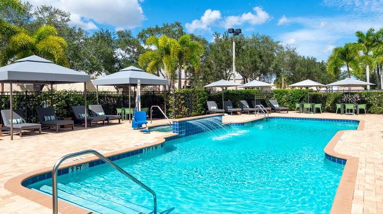 <b>Hampton Inn & Suites Sarasota/Lakewood Pool</b>. Images powered by <a href="https://iceportal.shijigroup.com/" title="IcePortal" target="_blank">IcePortal</a>.