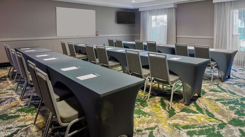 <b>Hampton Inn & Suites Sarasota/Lakewood Meeting</b>. Images powered by <a href="https://iceportal.shijigroup.com/" title="IcePortal" target="_blank">IcePortal</a>.