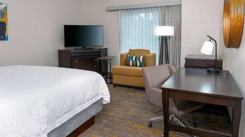 <b>Hampton Inn & Suites Sarasota/Lakewood Room</b>. Images powered by <a href="https://iceportal.shijigroup.com/" title="IcePortal" target="_blank">IcePortal</a>.