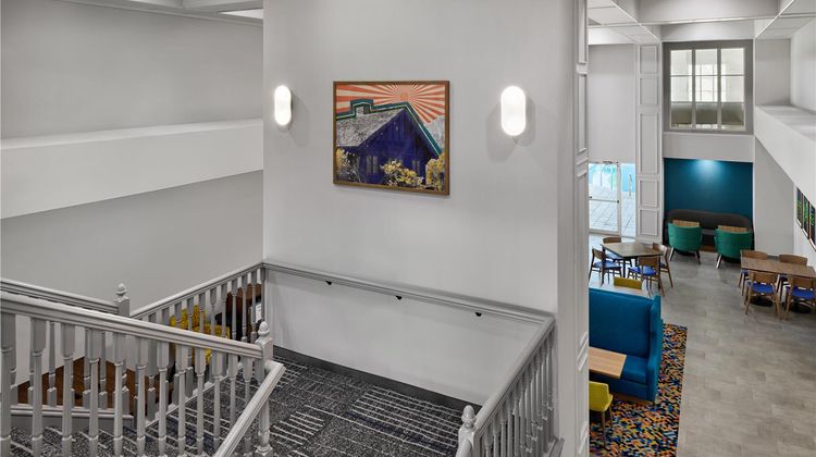Hampton Inn & Suites Cleveland Southeast Lobby