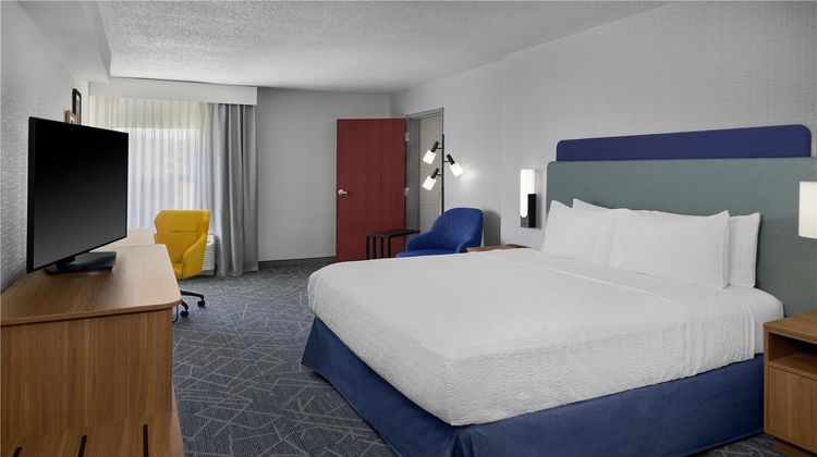Hampton Inn & Suites Cleveland Southeast Room