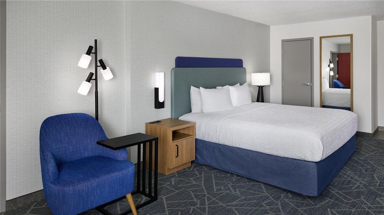 Hampton Inn & Suites Cleveland Southeast Room