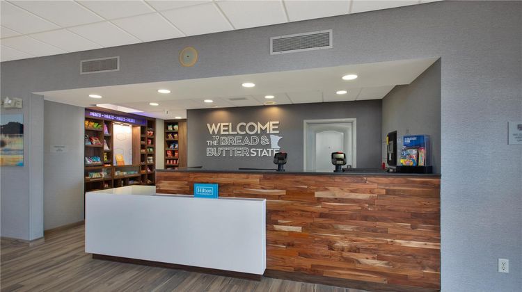 Hampton Inn & Suites St Cloud Lobby
