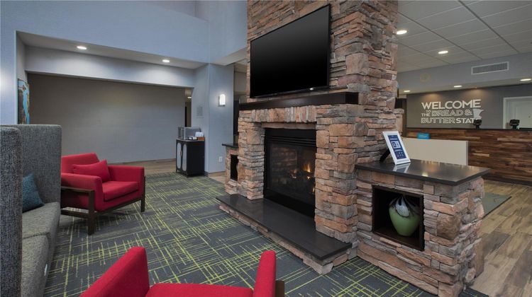Hampton Inn & Suites St Cloud Lobby