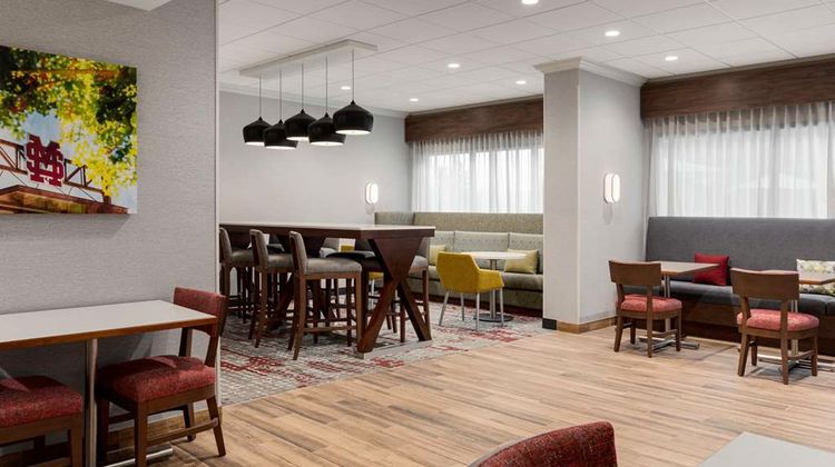 Hampton Inn Starkville Lobby