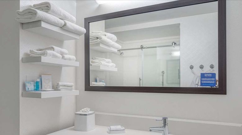 <b>Hampton Inn Collinsville Room</b>. Images powered by <a href="https://iceportal.shijigroup.com/" title="IcePortal" target="_blank">IcePortal</a>.