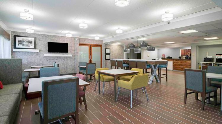 Hampton Inn Westport Lobby