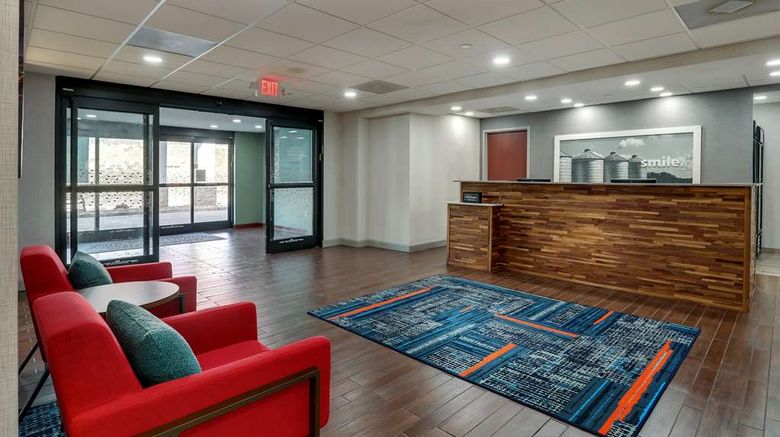 <b>Hampton Inn & Suites Edwardsville Lobby</b>. Images powered by <a href="https://iceportal.shijigroup.com/" title="IcePortal" target="_blank">IcePortal</a>.
