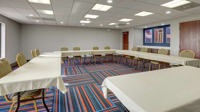 <b>Hampton Inn & Suites Edwardsville Meeting</b>. Images powered by <a href="https://iceportal.shijigroup.com/" title="IcePortal" target="_blank">IcePortal</a>.