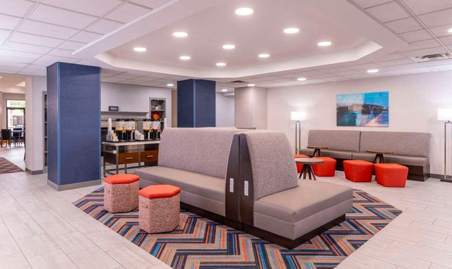 Hampton Inn & Stes St Louis Lobby