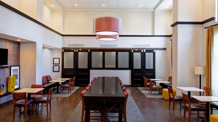 Hampton Inn & Suites Sonoma County Lobby