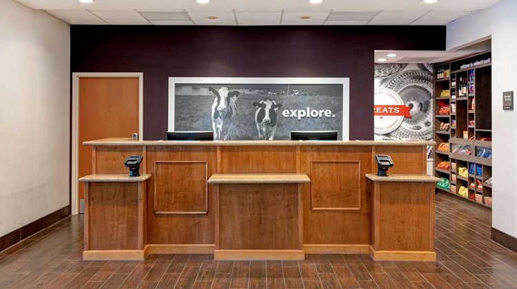 Hampton Inn & Suites Sonoma County Lobby