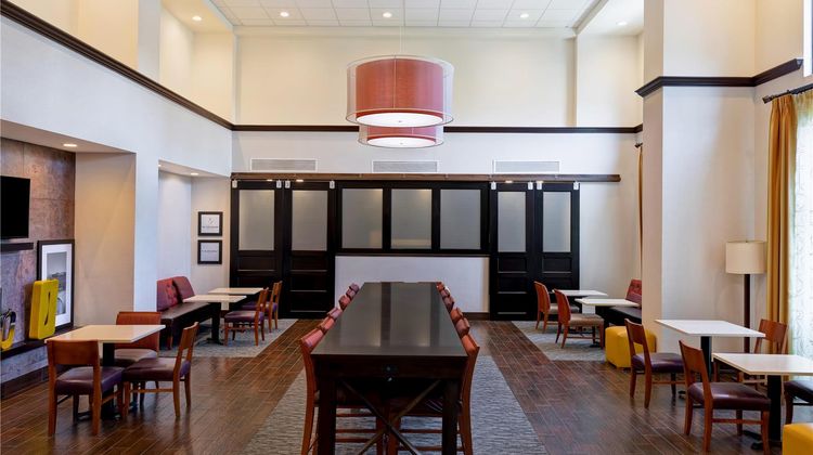 Hampton Inn & Suites Sonoma County Lobby