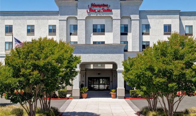 Hampton Inn & Suites Sonoma County Exterior