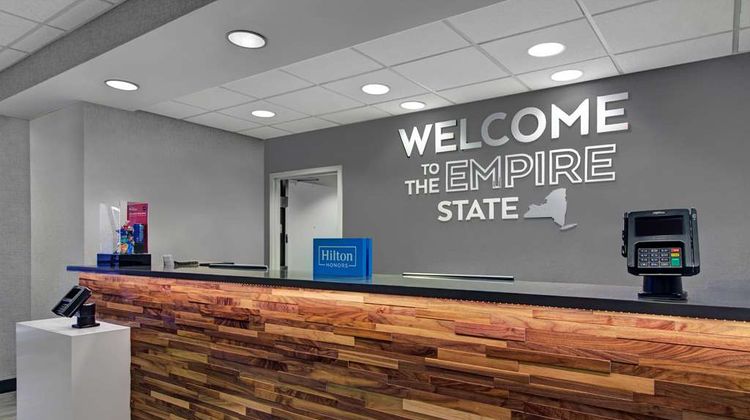 Hampton Inn & Suites Syracuse Erie Blvd Lobby