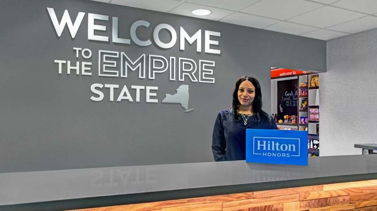 Hampton Inn & Suites Syracuse Erie Blvd Lobby