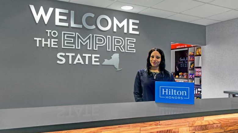<b>Hampton Inn & Suites Syracuse Erie Blvd Lobby</b>. Images powered by <a href="https://iceportal.shijigroup.com/" title="IcePortal" target="_blank">IcePortal</a>.