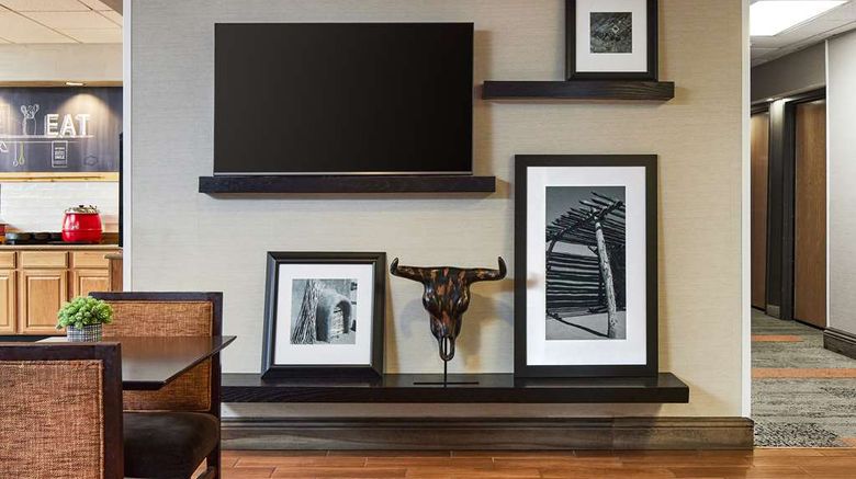<b>Hampton Inn Taos Lobby</b>. Images powered by <a href="https://iceportal.shijigroup.com/" title="IcePortal" target="_blank">IcePortal</a>.