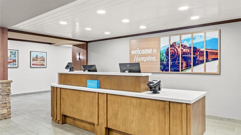 <b>Hampton Inn & Suites Tifton Lobby</b>. Images powered by <a href="https://iceportal.shijigroup.com/" title="IcePortal" target="_blank">IcePortal</a>.