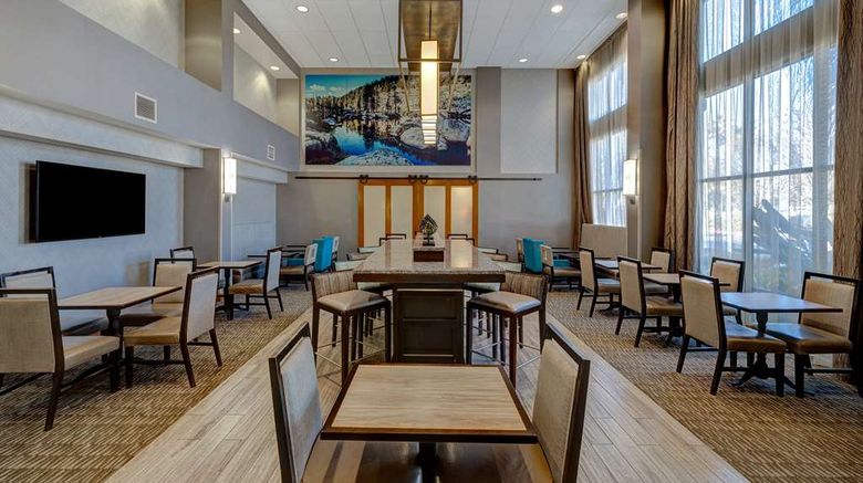 <b>Hampton Inn & Suites Tulare Lobby</b>. Images powered by <a href="https://iceportal.shijigroup.com/" title="IcePortal" target="_blank">IcePortal</a>.