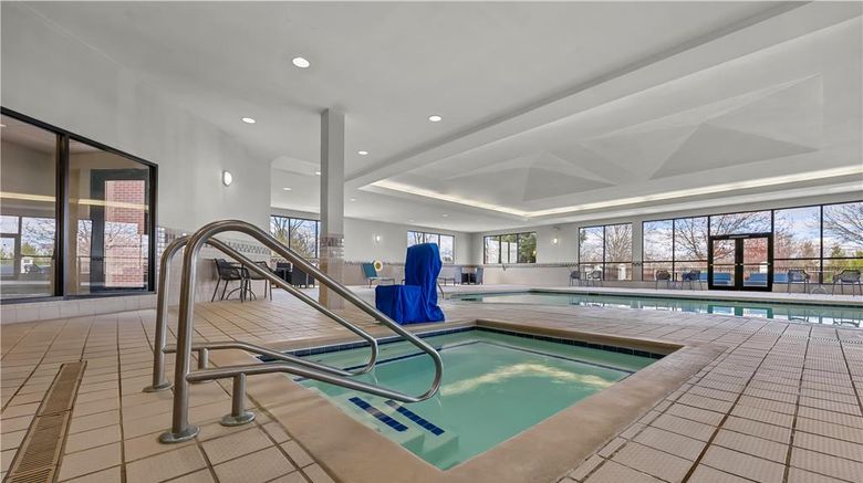 <b>Hampton Inn Toledo South Maumee Pool</b>. Images powered by <a href="https://iceportal.shijigroup.com/" title="IcePortal" target="_blank">IcePortal</a>.