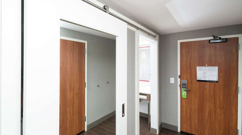 <b>Hampton Inn Tulsa/Broken Arrow Room</b>. Images powered by <a href="https://iceportal.shijigroup.com/" title="IcePortal" target="_blank">IcePortal</a>.