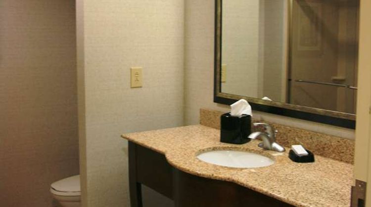 Hampton Inn & Suites West Point Room