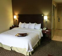 Hampton Inn & Suites West Point Room