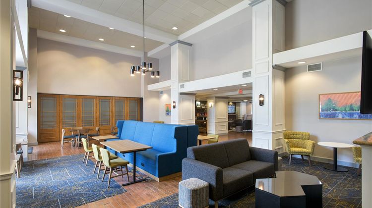 Hampton Inn & Suites, New Hartford Lobby