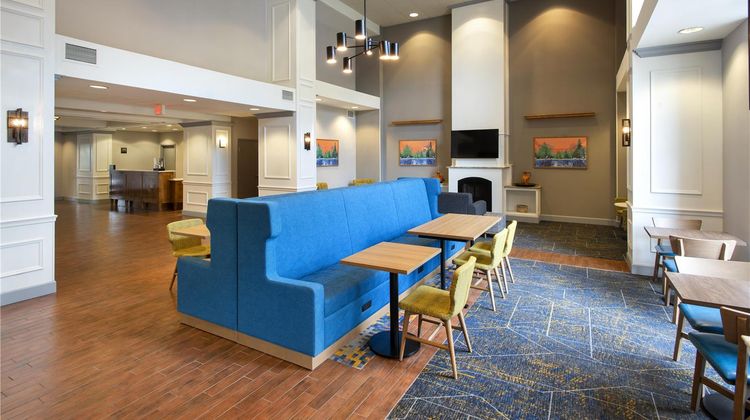 Hampton Inn & Suites, New Hartford Lobby